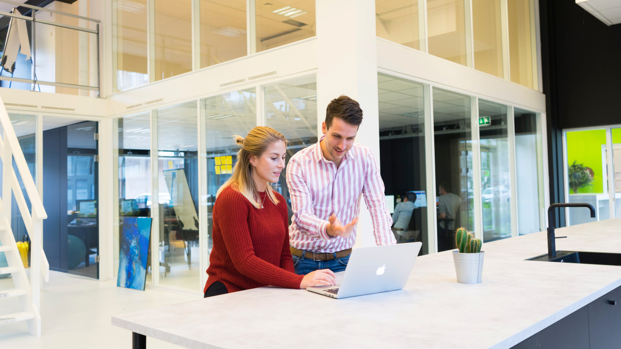 Foto: En dame og en mann jobber sammen på en pc. Foto: Elevate Digital / Pexels