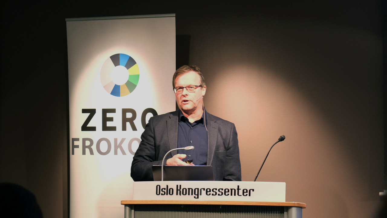 Mann bak talerstol. foto