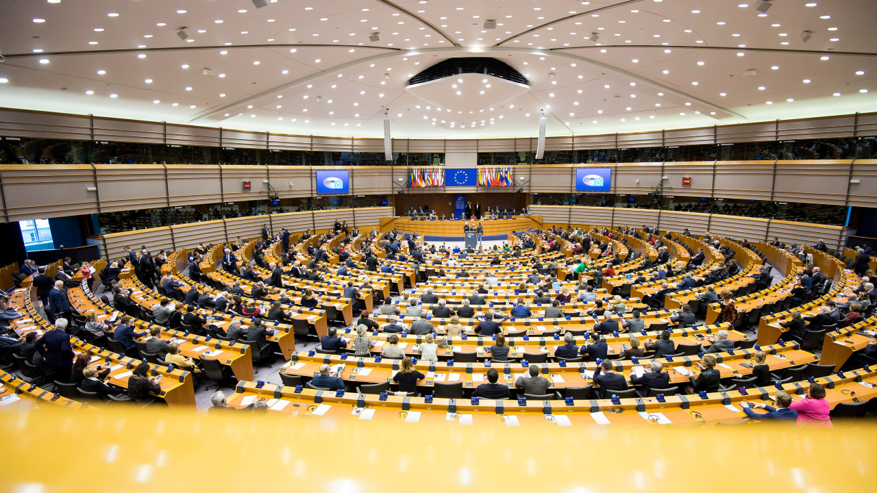 Europaparlamentet innendørs. Stor sal med mennesker. foto