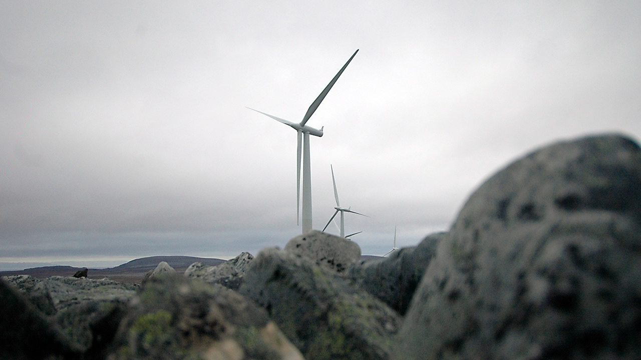 Bilde av vindmølle og stener 