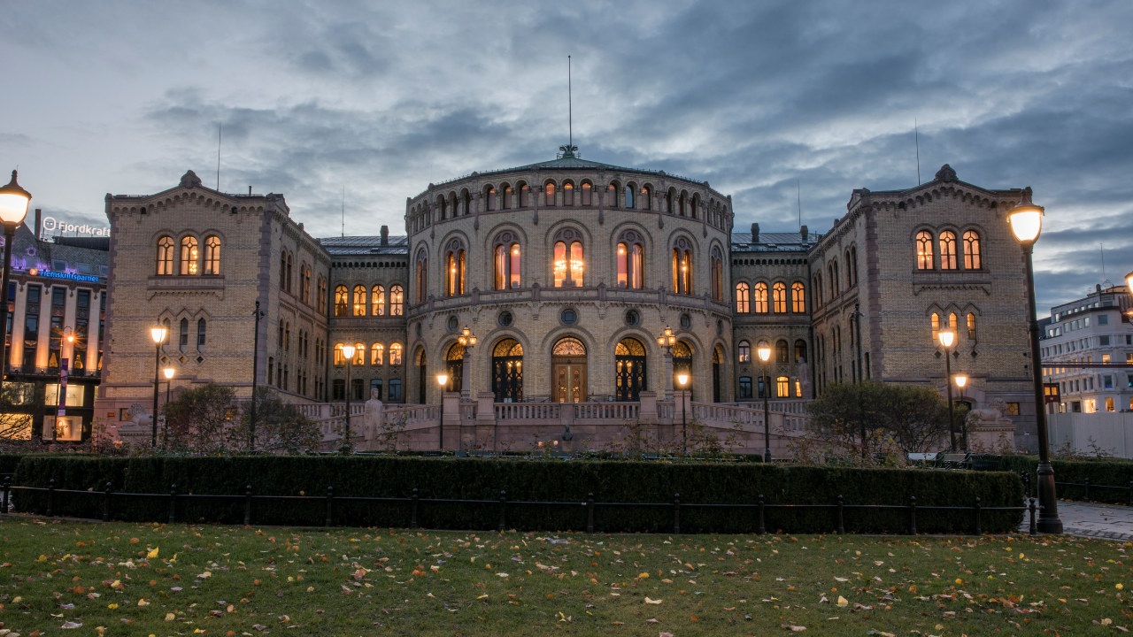 Stortinget bygning med lys. Foto
