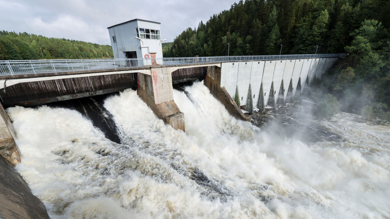 Store vannmengder ved  Evenstad kraftverk.Foto: Kjell Inge Søreide