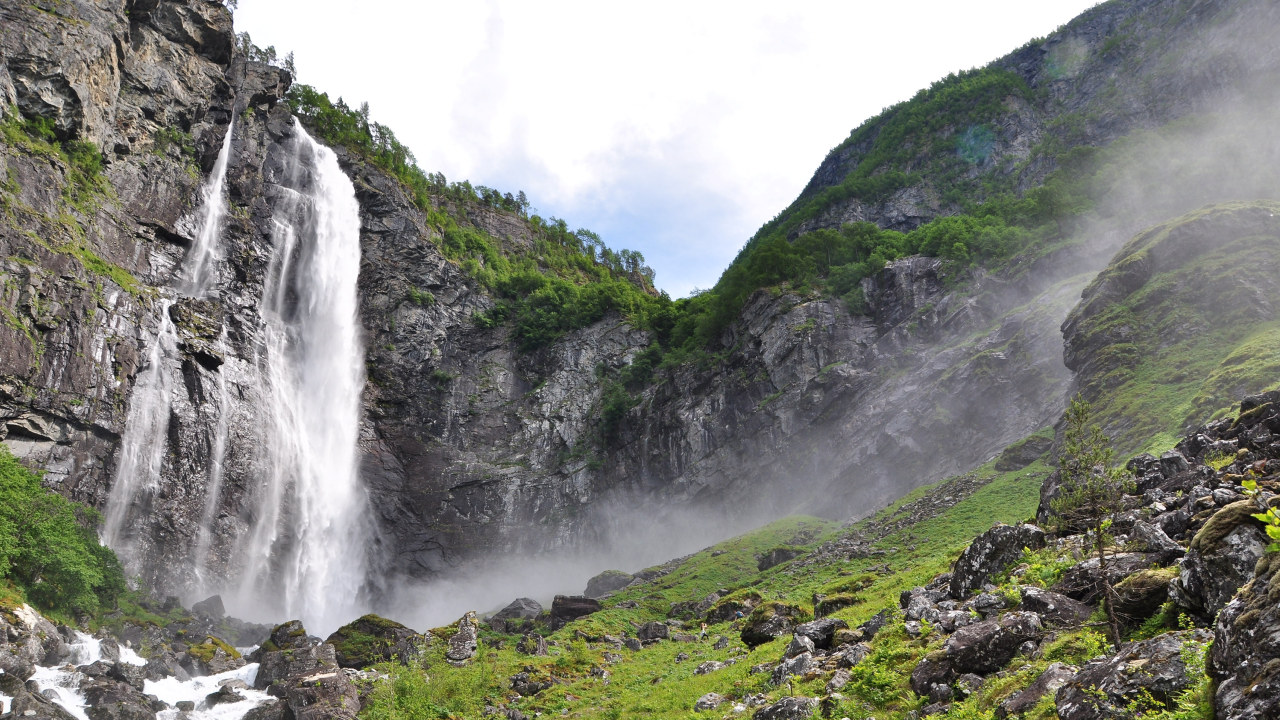 Fossefall ned en bratt fjellside. Foto