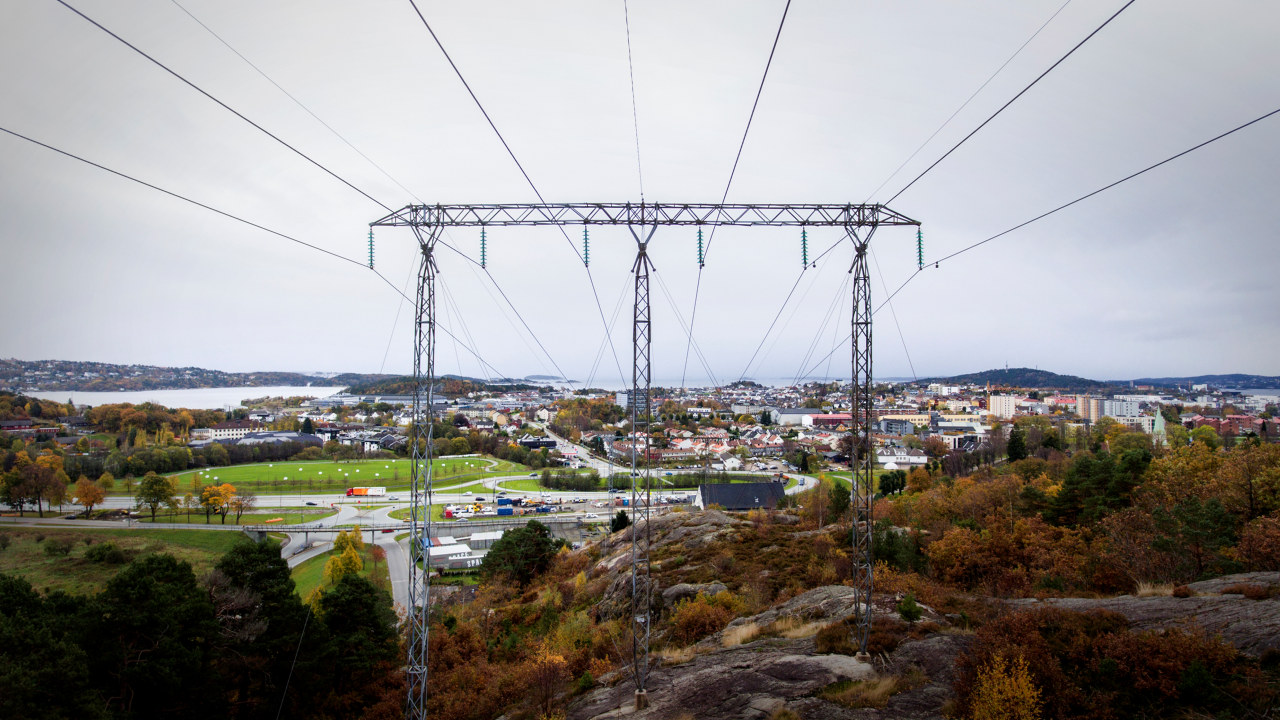 Strømmast og by. Foto