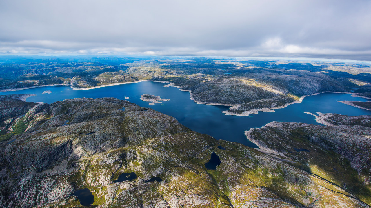 Vannkraftmagasin omkranset av fjell. Foto