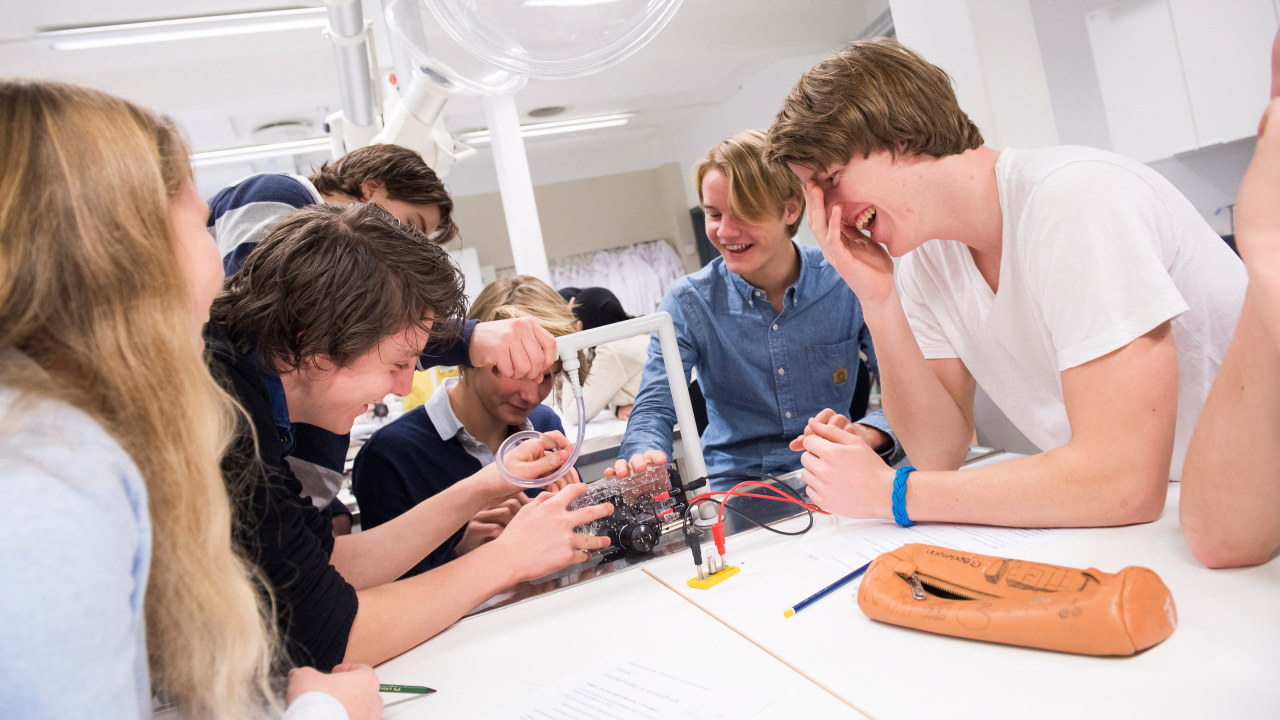 Elever gjør et eksperiment i en fysikktime. Foto