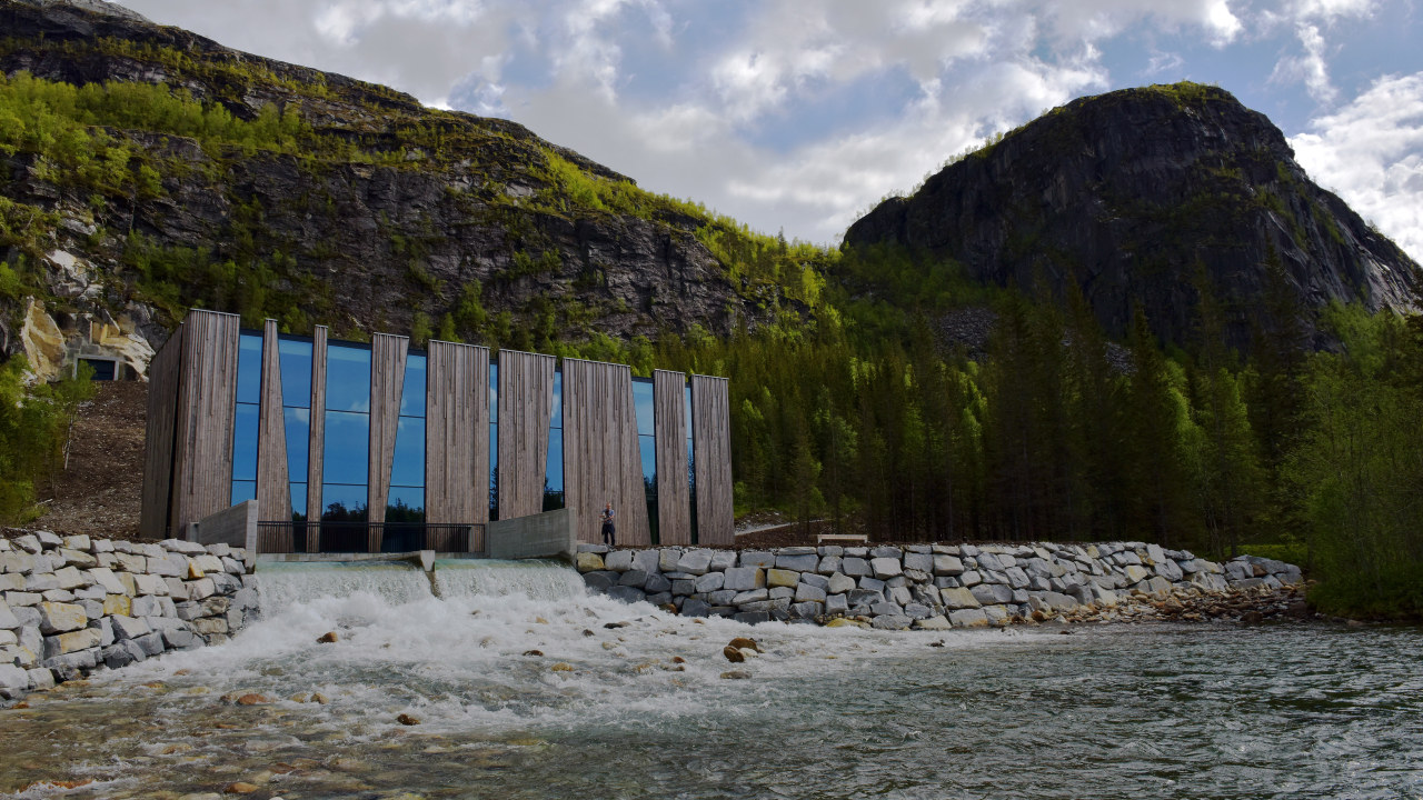 Bilde av en kraftstasjon, fjell og fjord