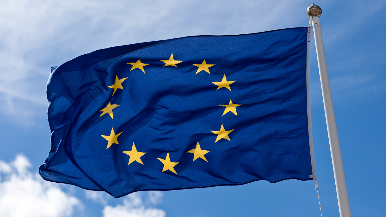 EU flagget, blått med gule stjerner. foto