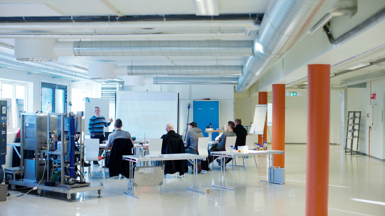 Foto: Undervisning i et verksted
