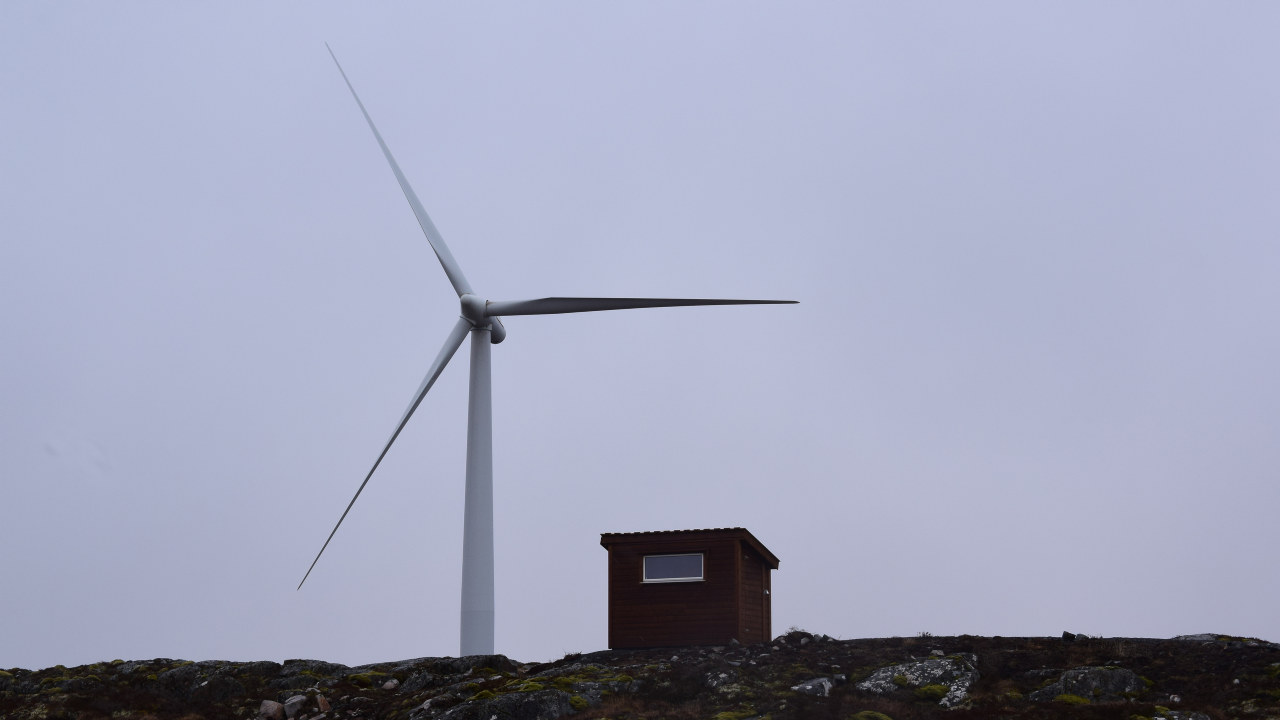 Vindmølle og en transformator på Smøla. Foto