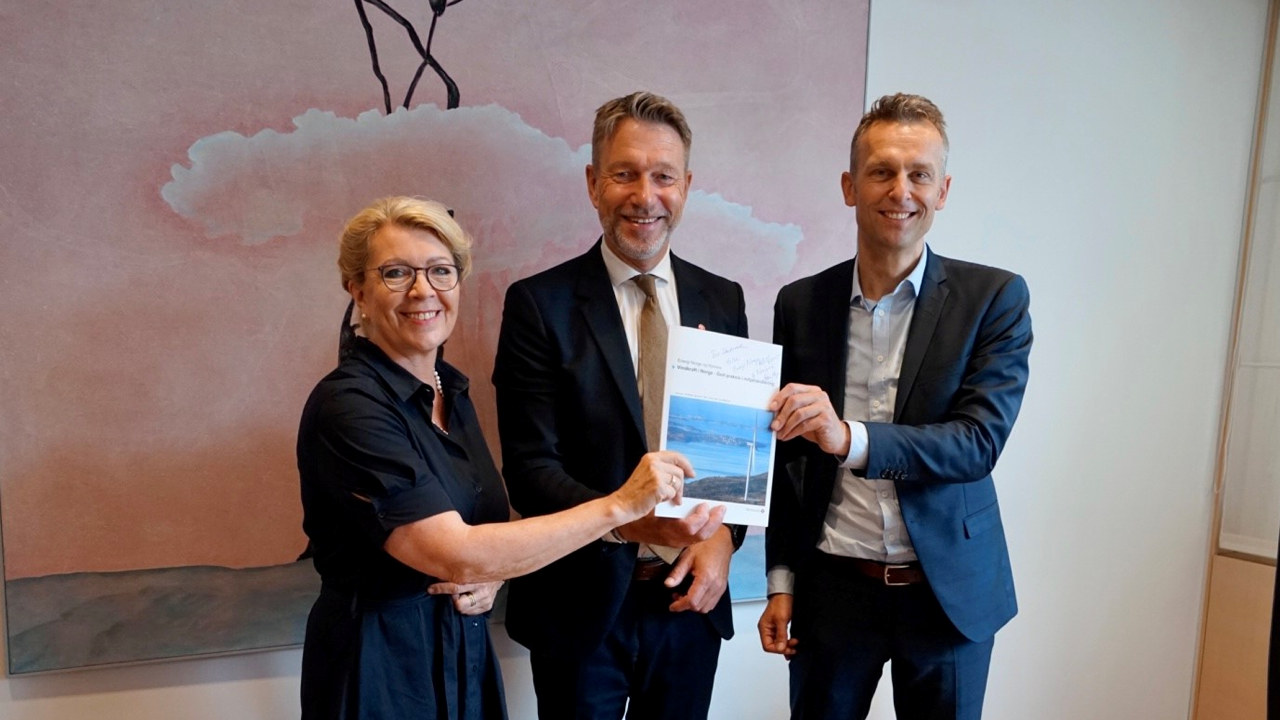 Knut Kroepelien og Åslaug Haga overrakte rapporten Vindkraft i Norge - god praksis i miljøhåndtering til statsråd Terje Lien Aasland. Foto