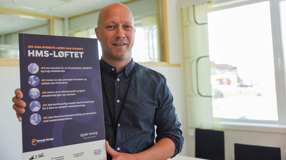 Jan Erik Eldor administrerende direktør i Agder Energi Nett har undertegnet HMS-løftet. Foto