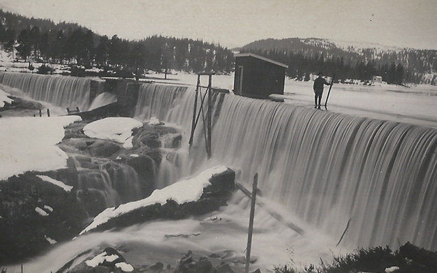 Foto: Follafossen og en damvokter