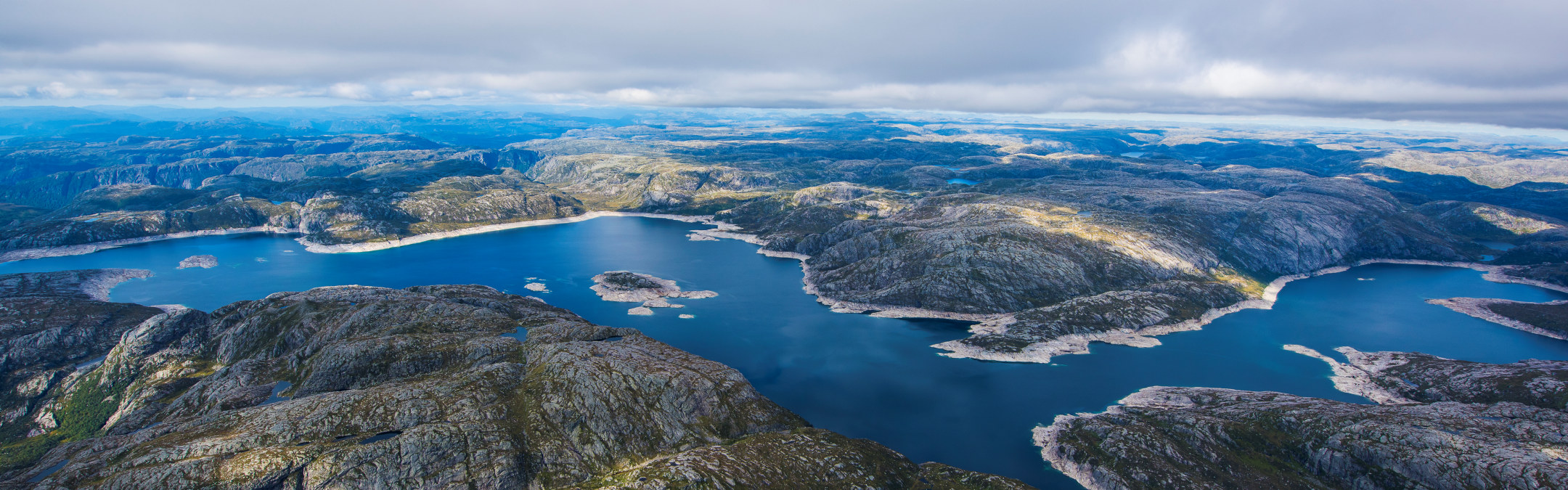 Lysebotn vannkraftmagasin omkranset av fjell. Foto