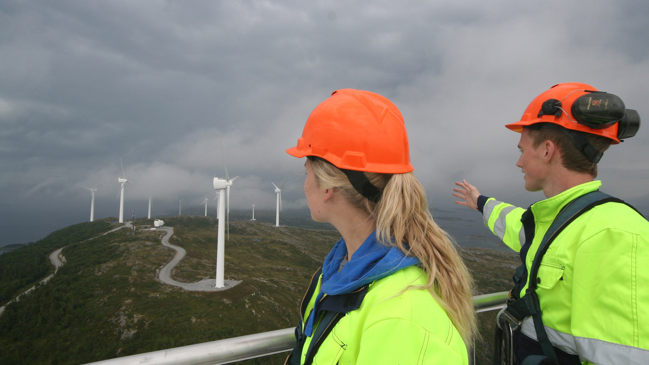 Sivilingeniører på tur i vindmøllepark. Foto