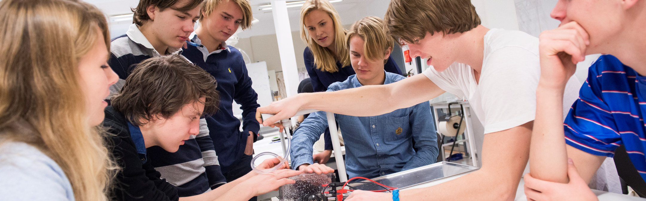 Ungdommer jobber med et eksperiment i en fysikktime. Foto