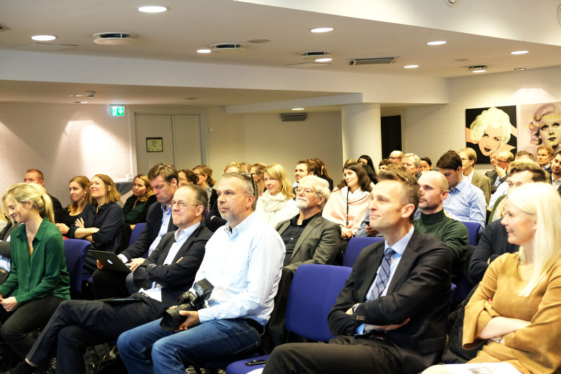 Publikum i en sal innendørs. foto