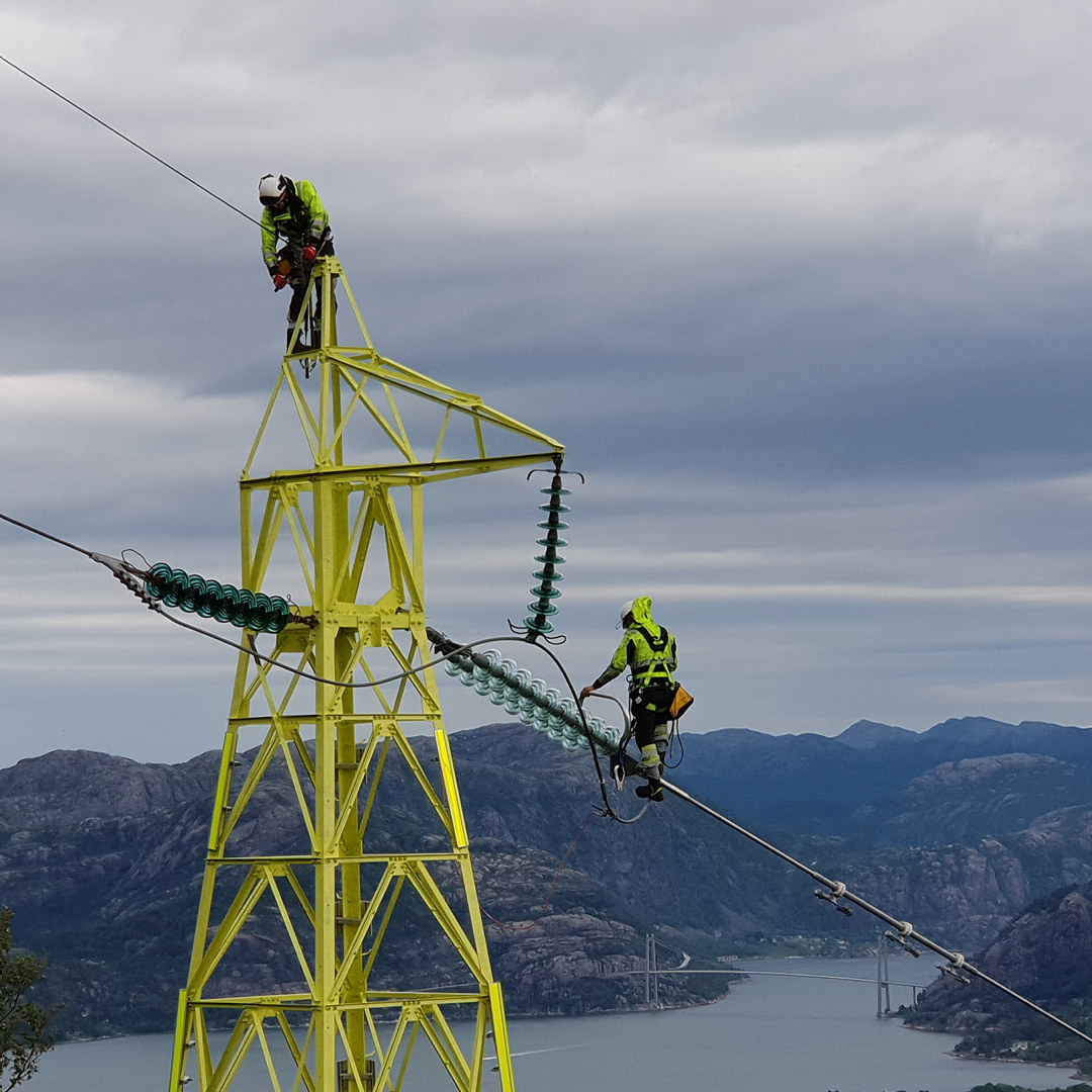 Foto: to energimontører arbeider på en kraftlinje.