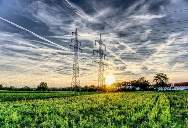 Strømmaster i solnedgang