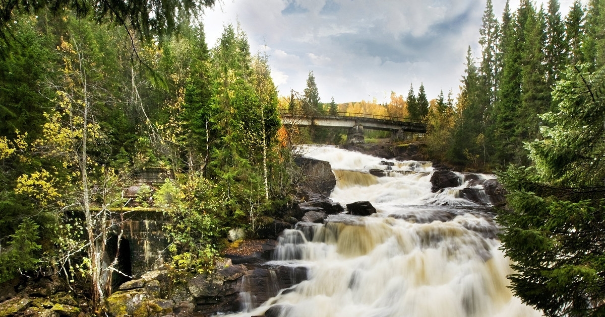 Vannkraftmagasin omkranset av fjell. Foto