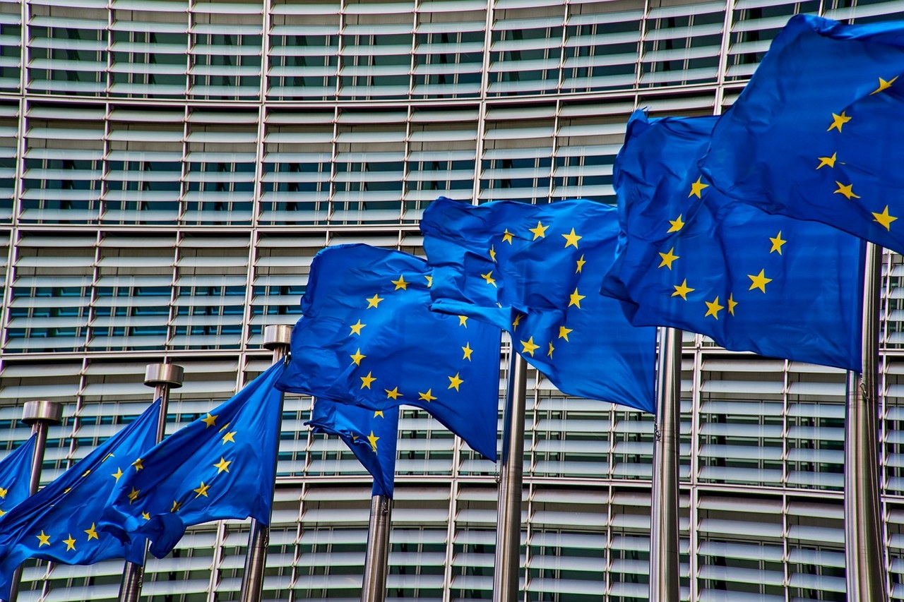 Mange EU flagg foran bygning
