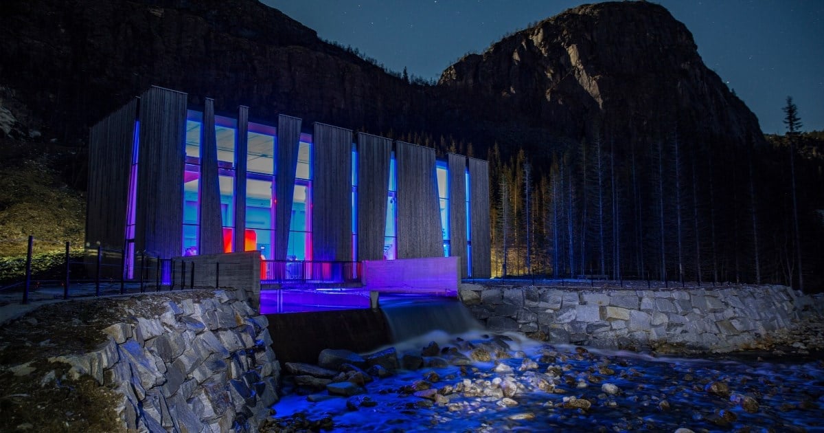 Bilde av Øvre Forsland kraftstasjon som er lyssatt. Foto