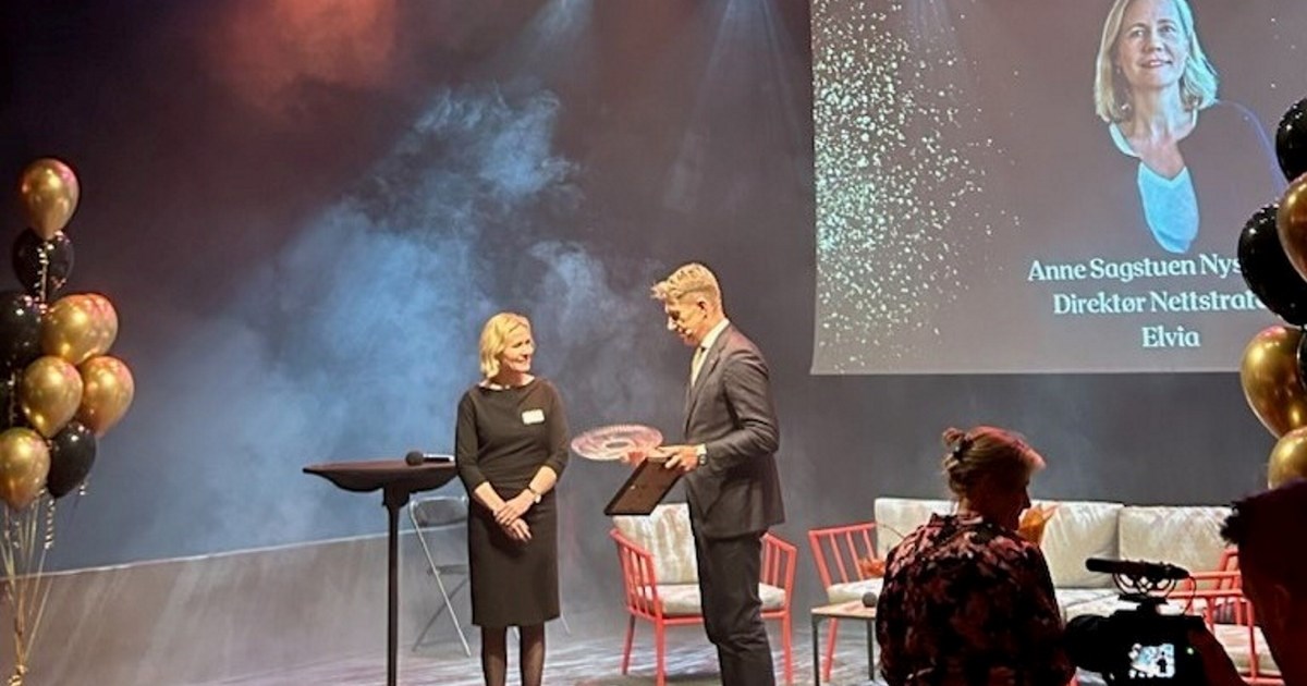 Anne Sagstuen Nysæthe får overrakt prisen Årets Kraftkvinne