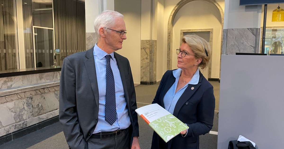 Åslaug Haga og Lars Sørgard på fremleggelse av Energikommisjonens rapport