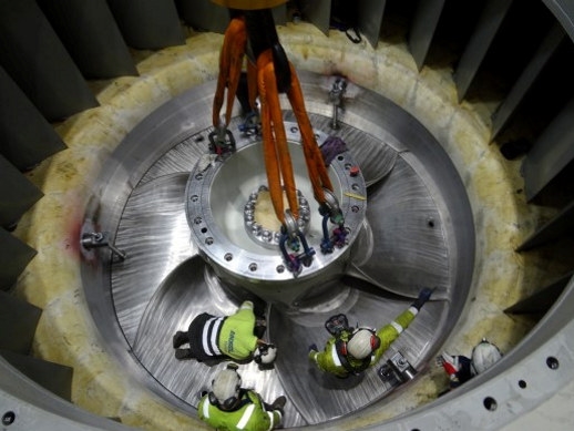 Foto: Menn jobber på en turbin