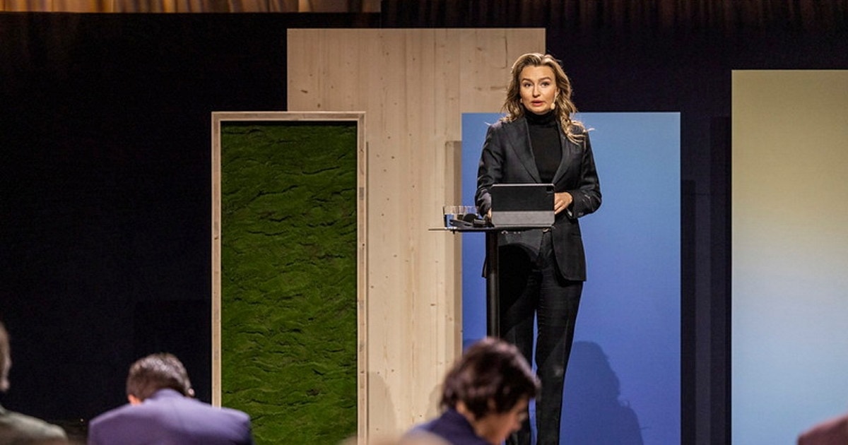 Ebba Busch ministier for energi, næringsliv holder et foredrag.