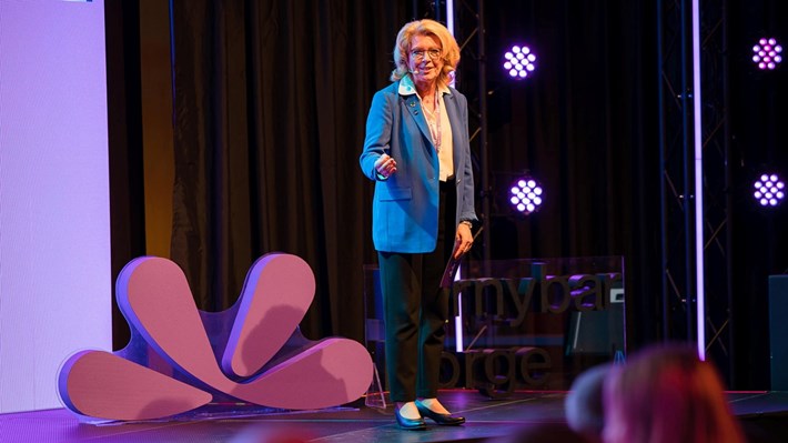 Administrerende direktør i Fornybar Norge, Åslaug Marie Haga på scenen  under Fornybar Norge sin Årskonferanse i 2023 i Bergen.