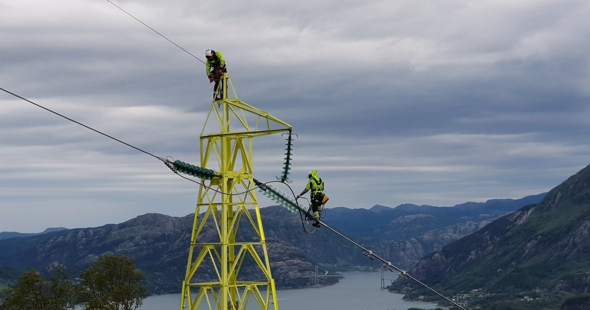 Foto: to energimontører arbeider på en kraftlinje.