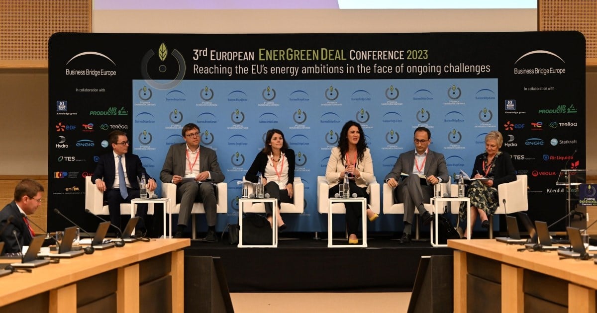 Mennesker i en debatt på EnergGreenDeal Conference 2023.