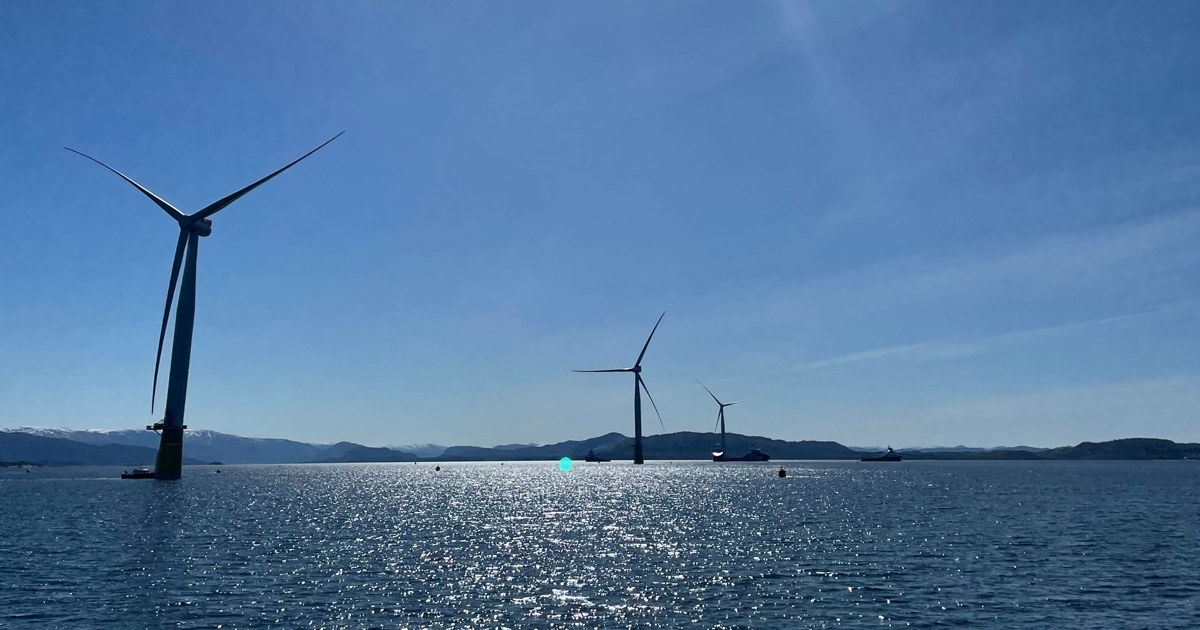 Turbinene til Equinors prosjekt Hywind Tampen. Her utenfor Gulen i Vestland, før de ble slept ut i Nordsjøen. Mai 2023.
