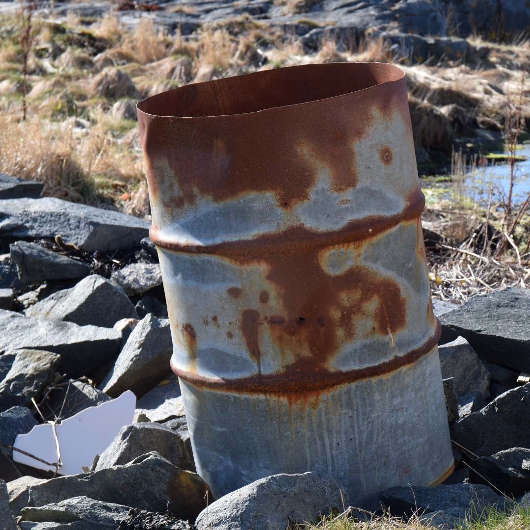 Bilde av en rusten tønne ute i naturen