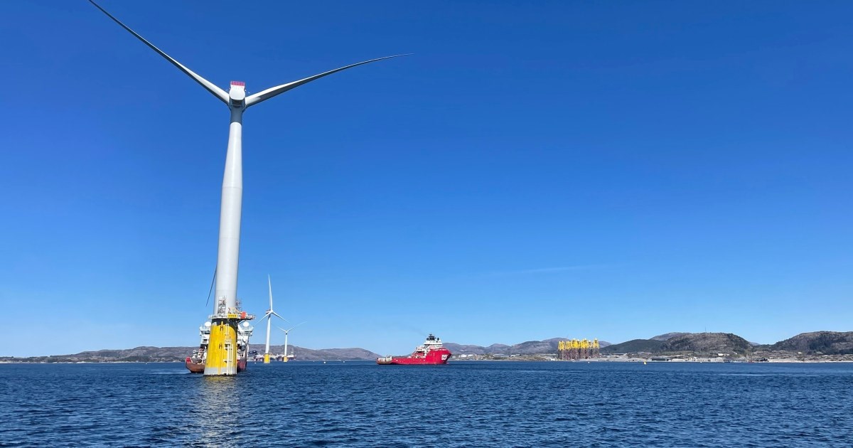 Turbinene til Equinors prosjekt Hywind Tampen. Her utenfor Gulen i Vestland, før de ble slept ut i Nordsjøen. Mai 2023.