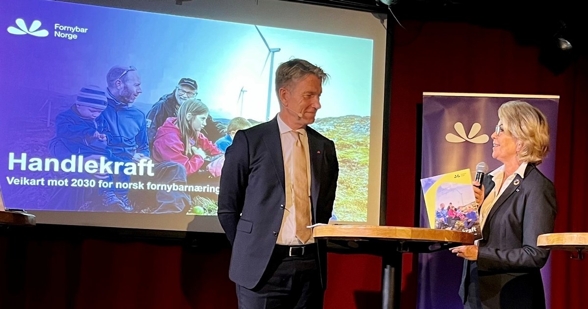 Åslaug Haga overrekker veikartet til olje- og energiminister Terje Lien Aasland.