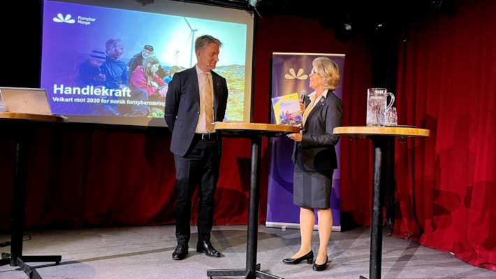 Åslaug Haga overrekker veikartet til olje- og energiminister Terje Lien Aasland.