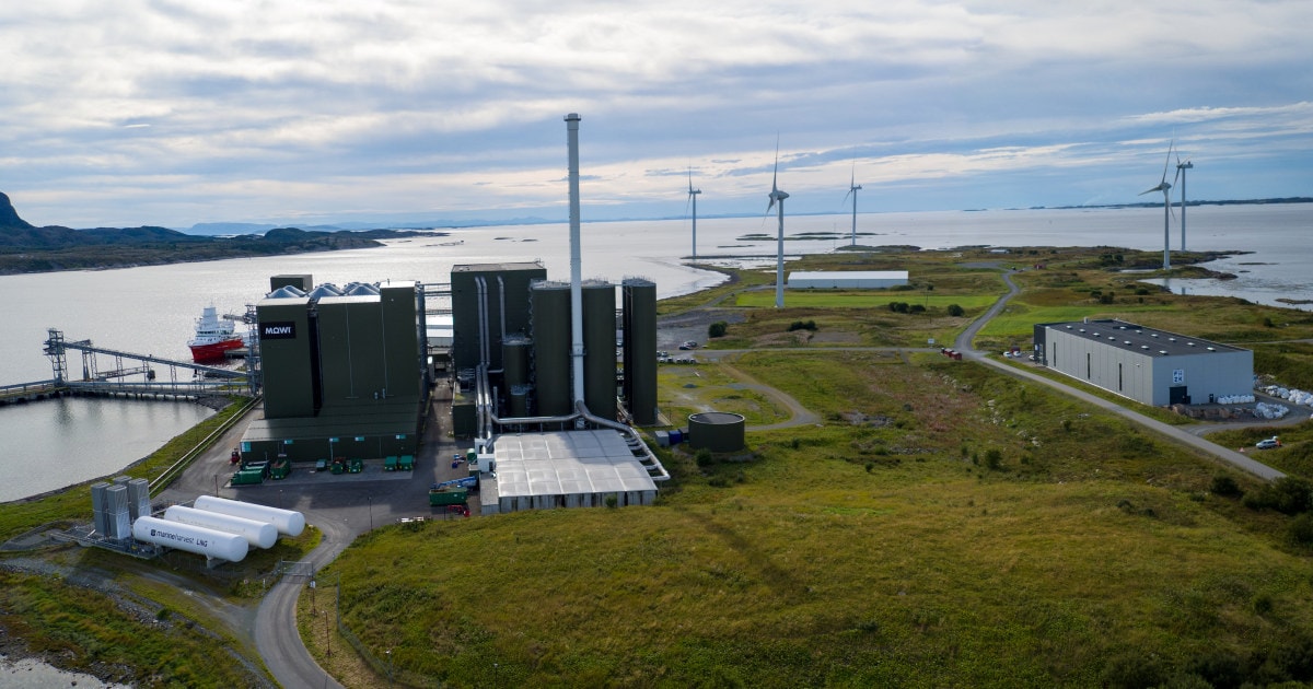 Vindmøller i industriområde i Trøndelag.