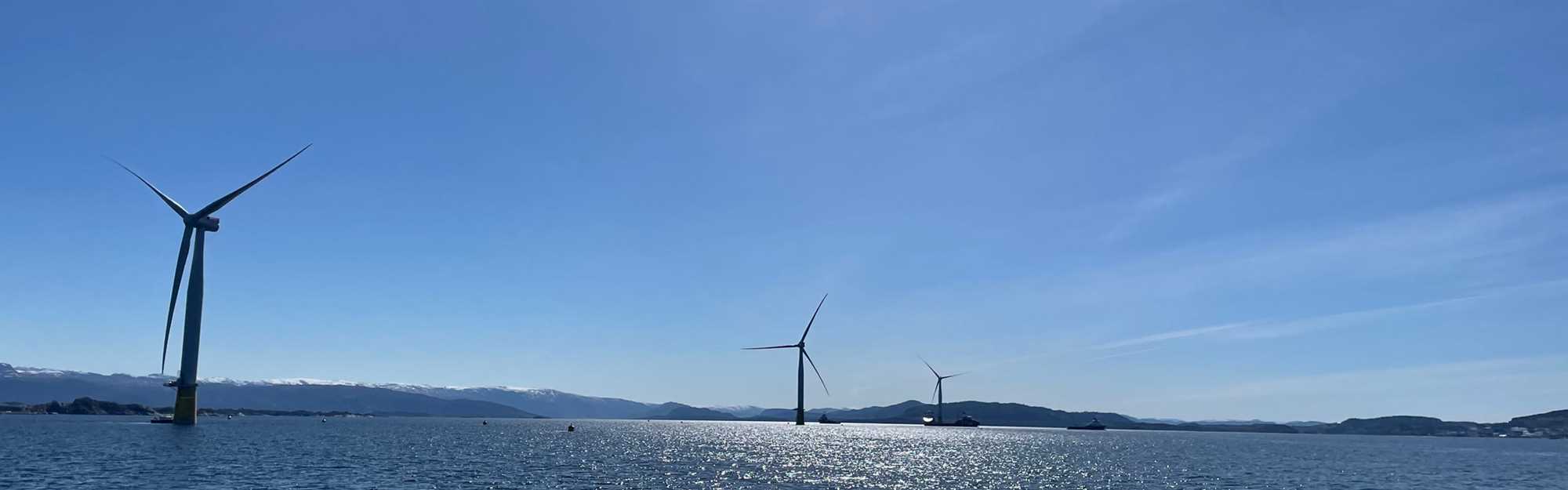 Turbinene til Equinors prosjekt Hywind Tampen. Her utenfor Gulen i Vestland, før de ble slept ut i Nordsjøen