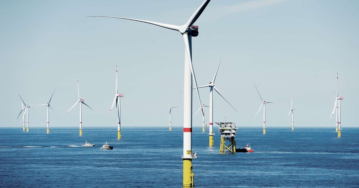 Havmøller og tre skip. Foto