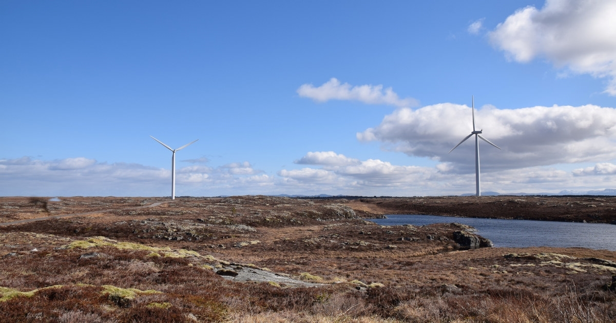 Foto: Vindmøller i naturlandskapet på Smøla.