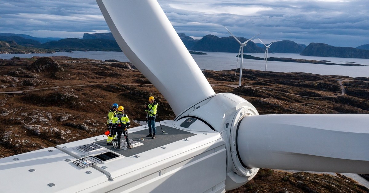 Terje Aasland oppe på en turbin på en vindmølle