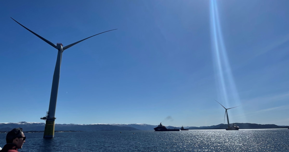 Turbinene til Equinors prosjekt Hywind Tampen. Her utenfor Gulen i Vestland, før de ble slept ut i Nordsjøen. Mai 2023.