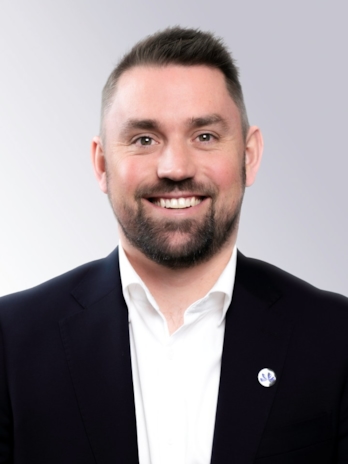 Portrettfoto i studio av
Sebastian Maira Johansen med hvit bakgrunn.