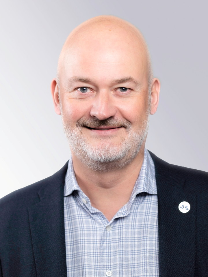 Portrettfoto i studio av Aslak Øverås  med hvit bakgrunn.