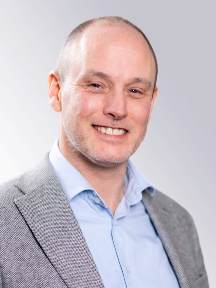 Portrettfoto i studio av Bård Standal med hvit bakgrunn.