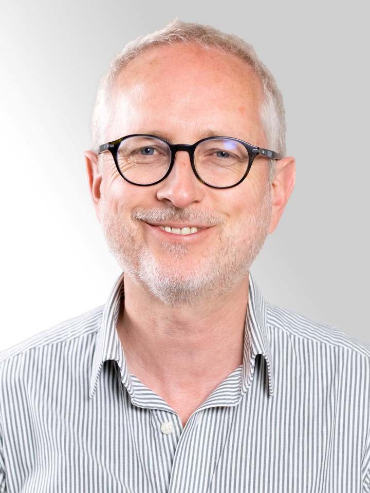 Ansattbilde av Bård Vegar Solhjell med lys bakgrunn.