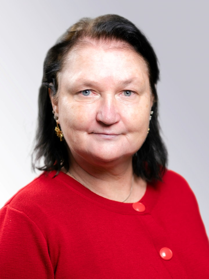 Portrettfoto i studio med hvit bakgrunn.