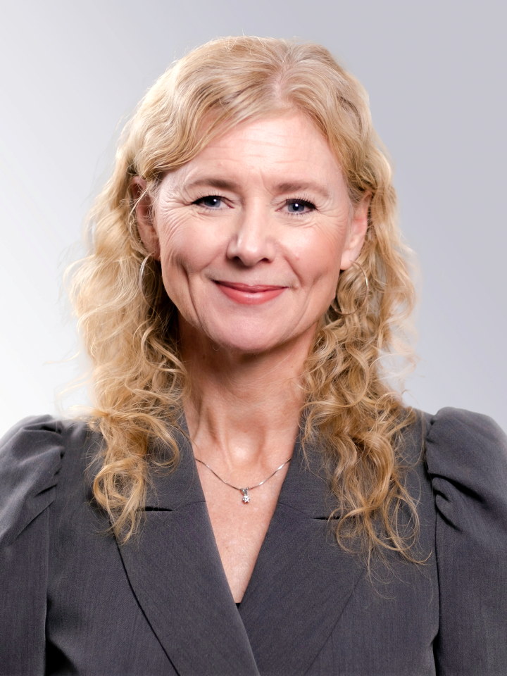 Portrettfoto i studio av Ina Hebnes med hvit bakgrunn.